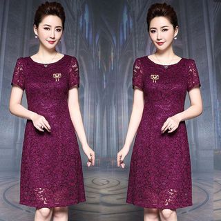 Đầm ren dự tiệc Cherry đen đính phụ kiện cài áo thời trang