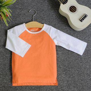 RLM25 - Áo thun trơn trẻ em Raglan tay lửng thân màu Cà rốt nhạt - trắng giá sỉ