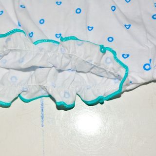 Quần chục bé gái phồng trắng rơi