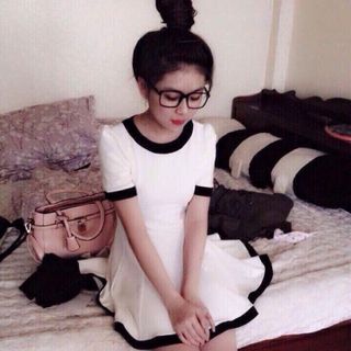 Đầm trắng chữ a viền đen
