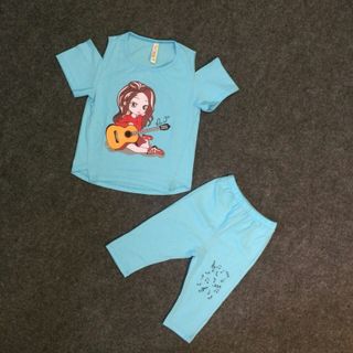 Bộ cotton hở vai cô gái đánh đàn
