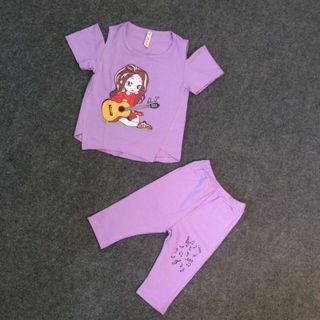 Bộ cotton hở vai cô gái đánh đàn