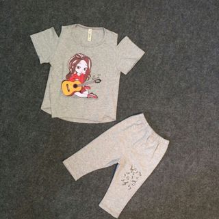 Bộ cotton hở vai cô gái đánh đàn