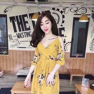 Váy xẻ vai tay lở