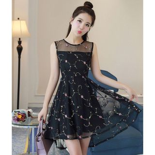 Đầm ren đuôi tôm phong cách Amy Trắng