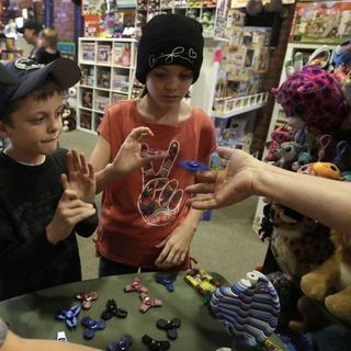 CON QUAY FIDGET-SPINNER TUYẾT MAI