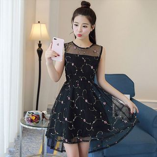 Đầm ren đuôi tôm phong cách Amy đen