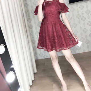 đầm ren xoè tay khoét