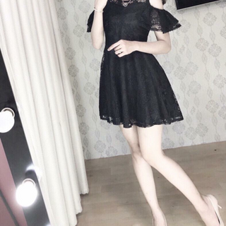 đầm ren xoè tay khoét