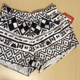 Quần đôi hoạ tiết đen trắng