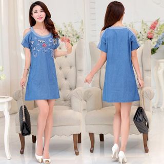 Đầm Jean Suông Hở Vai Thêu Hoa Cách Điệu