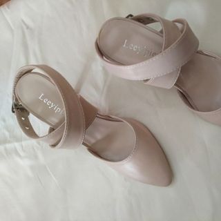 Giày bít mũi quai chéo