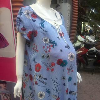 Đầm bầu hoạ tiết hoa nổi bật mùa hè