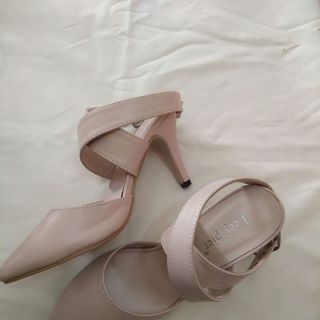 Giày bít mũi quai chéo