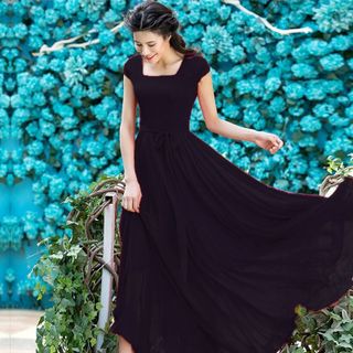 Đầm maxi đen cổ vuông Bella có size XL