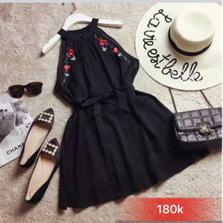 Đầm đũi cổ yếm xoè thêu hoa