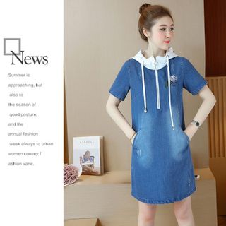 Đầm Jean Oversize Phối Nón Trắng Thêu Hoa Hồng