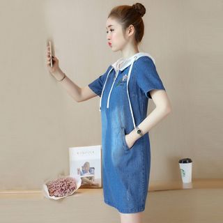Đầm Jean Oversize Phối Nón Trắng Thêu Hoa Hồng