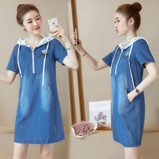 Đầm Jean Oversize Phối Nón Trắng Thêu Hoa Hồng