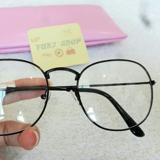 Mắt kính ngố nobita