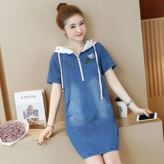Đầm Jean Oversize Phối Nón Trắng Thêu Hoa Hồng