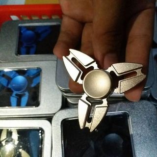 CON QUAY 3 CÁNH FIDGET SPINNER SAKURA