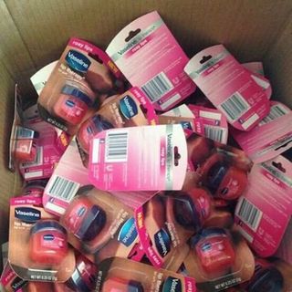 dưỡng môi vaseline