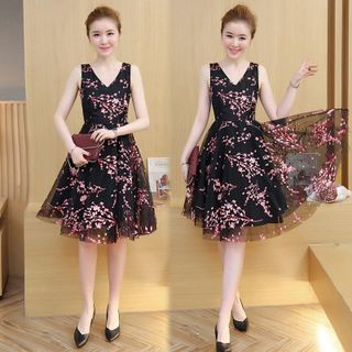 Đầm Xòe Ren Lưới Hoa Đỏ Nền Đen Mimosa Cổ V