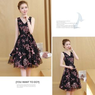 Đầm Xòe Ren Lưới Hoa Đỏ Nền Đen Mimosa Cổ V