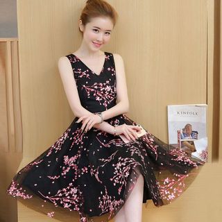 Đầm Xòe Ren Lưới Hoa Trắng Nền Đen Mimosa Cổ V