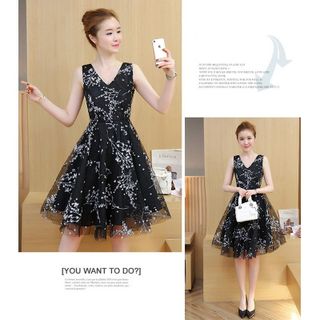 Đầm Xòe Ren Lưới Hoa Trắng Nền Đen Mimosa Cổ V