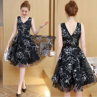 Đầm Xòe Ren Lưới Hoa Trắng Nền Đen Mimosa Cổ V