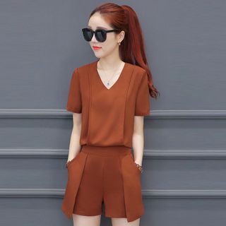 Set short vàng bò đậm áo cổ tim quần giả váy cách điệu