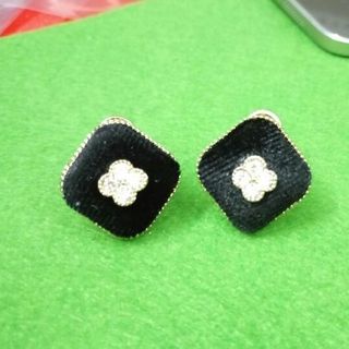 Bông tai giá sỉ 10k 1 đôi đơn 500k được sỉ mỗi sản phẩm 1 món cộng lại cũng đuợc nha các bạn