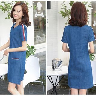 Đầm Jean cổ V phối 2 túi trước viền sọc