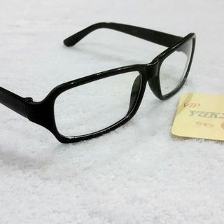 kính nobita và giả cận