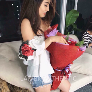Áo trễ vai phối bông