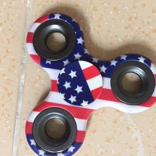 Con quay spinner họa tiết nhựa