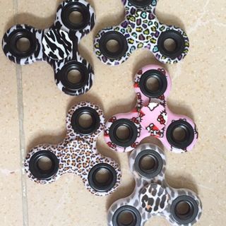 Con quay spinner họa tiết nhựa