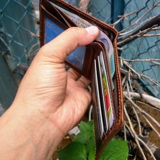 Ví cầm tay nam da bò 100 in hình Dê thần cổng tiền vàng