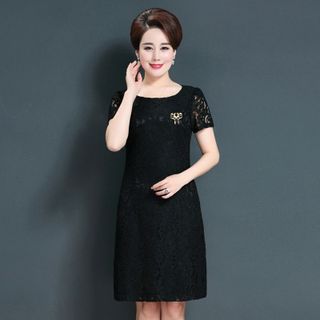 Đầm ren dự tiệc đen đính phụ kiện cài áo