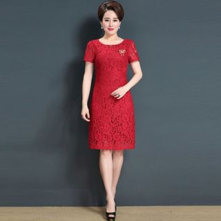 Đầm ren dự tiệc đen đính phụ kiện cài áo