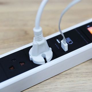 Ổ điện 02 lỗ USB 4 lỗ cắm thông dụng