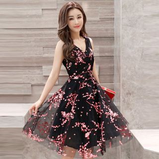 Đầm Xòe Ren Lưới Cổ V Hoa Đỏ