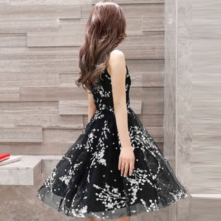 Đầm Xòe Ren Lưới Cổ V Hoa Đỏ