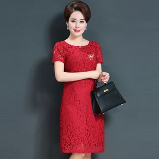 Đầm ren dự tiệc đỏ đính phụ kiện cài áo