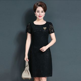 Đầm ren dự tiệc đỏ đính phụ kiện cài áo