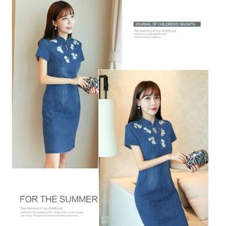 Đầm jean cách tân cổ đứng giọt nước thêu hoa