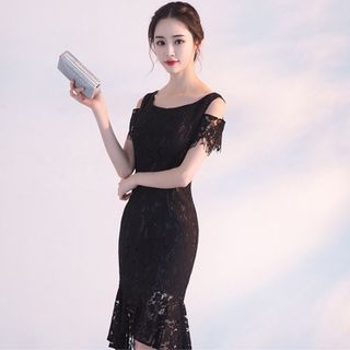 Đầm ren đuôi cá dài hở vai