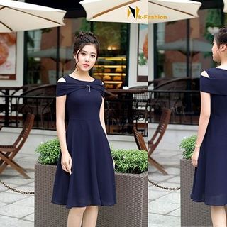 Đầm xòe khoét vai rời